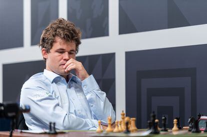 Magnus Carlsen, durante la partida que perdió ante Niemann el 4 de septiembre
