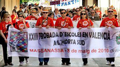 Els participants en la trobada d'escoles en valencià recorrien els carrers de Massanassa, a l'Horta Sud, dissabte passat.