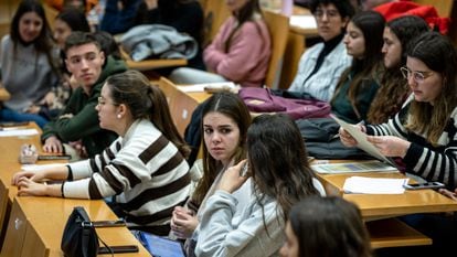 Varios estudiantes en una clase de Escuela de la Educación en la Universidad de Valencia el pasado febrero.