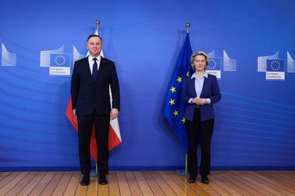 El presidente de Polonia, Andrej Duda, y la presidenta de la Comisión Europea, Ursula von der Leyen, en una visita del primero a Bruselas el pasado febrero.