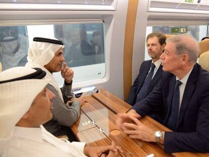 El ministro de Transportes saudí, Nabeel Al-Amudi, con Álvaro Iranzo, embajador de España en Arabia Saudí y otras autoridades en la inauguración del AVE a la Meca