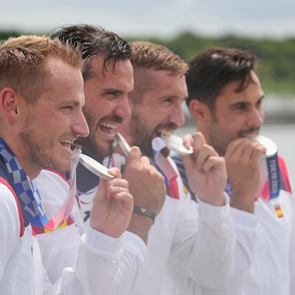 Tokyo (Japan), 07/08/2021.- (L-R) Silver medalists Marcus Walz, Saul Craviotto, Carlos Arevalo and Rodrigo Germade of Spain bite their medals during the Men's Kayak Four 500m Finals awarding ceremony at the Tokyo 2020 Olympic Games at the Sea Forest Waterway in Tokyo, Japan, 07 August 2021. (Japón, España, Tokio) EFE/EPA/FRANCK ROBICHON