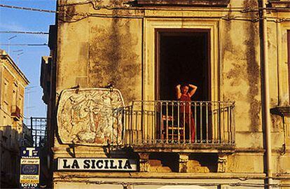 Un balcón cerca de la fuente de Arethusa, en Siracusa, puerto situado en la costa oriental de Sicilia.