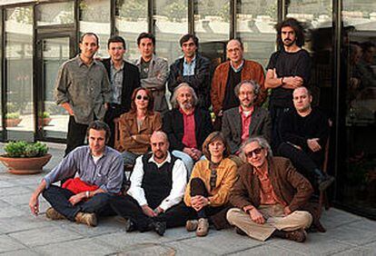 Miembros del Consejo de DAMA, fotografiados en 1999. De atrás hacia delante y de izquierda a derecha, Curro Royo, Carlos López, José Ángel Esteban, Agustín Díaz Yanes, Manuel Matji, Fernando León, Gracia Querejeta, Montxo Armendáriz, Emilio Martínez Lázaro, Joaquín Górriz, Mariano Barroso, Vicente Mora, Azucena Rodríguez y Jaime Chávarri.