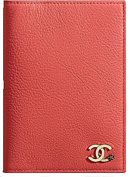 Para los que no le dan tregua al pasaporte, Chanel propone una funda de piel de cabra coral con estampado interior y espacio para guardar tarjetas. Precio: 445 euros