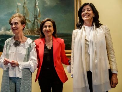 Desde la izquierda: la ex directora del CNI, Paz Esteban, la ministra de Defensa, Margarita Robles y la responsable actual de los servicios secretos, Esperanza Casteleiro.