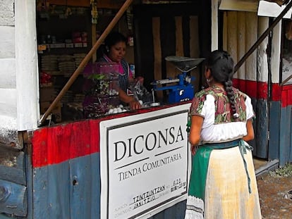 Una mujer compra en una tienda Diconsa en Janitzio, estado de Michoacán.