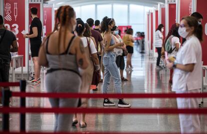 Jóvenes reciben su primera dosis de vacuna, este miércoles, en la Ciudad de las Artes y las Ciencias de Valencia.