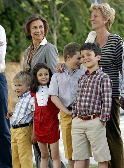 La Reina posa con cuatro de sus nietos junto a la casa de los Duques de Palma en Barcelona