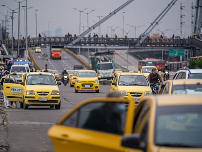 BOGOTÁ, COLOMBIA - 22 SEPTIEMBRE, 2022: Taxis se movilizan por la autopista norte durante el día sin carro en Bogotá, Colombia, el 22 de septiembre del 2022. Foto: Diego Cuevas / El País