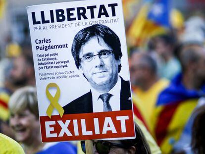 Un cartell demanant la llibertat de Puigdemont en una manifestació independentista.