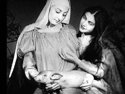Esta imagen, una de las fotos polémicas, se titula <i>María, Isabel y el cachorro de Yahvé, 2000.</i>