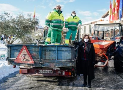 La presidenta de la Comunidad de Madrid, Isabel Díaz Ayuso, visita el municipios de Torrejón de Velasco para conocer los efectos del temporal Filomena este jueves. 