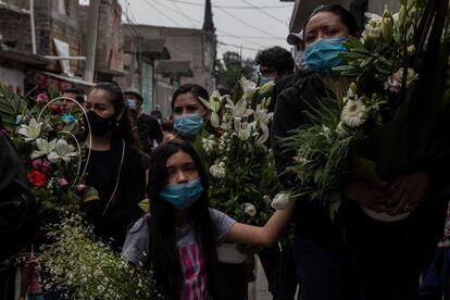 La familia de Juan Luis Díaz Galicia lo despide en San Pedro Tláhuac, Ciudad de México, el pasado 5 de mayo.