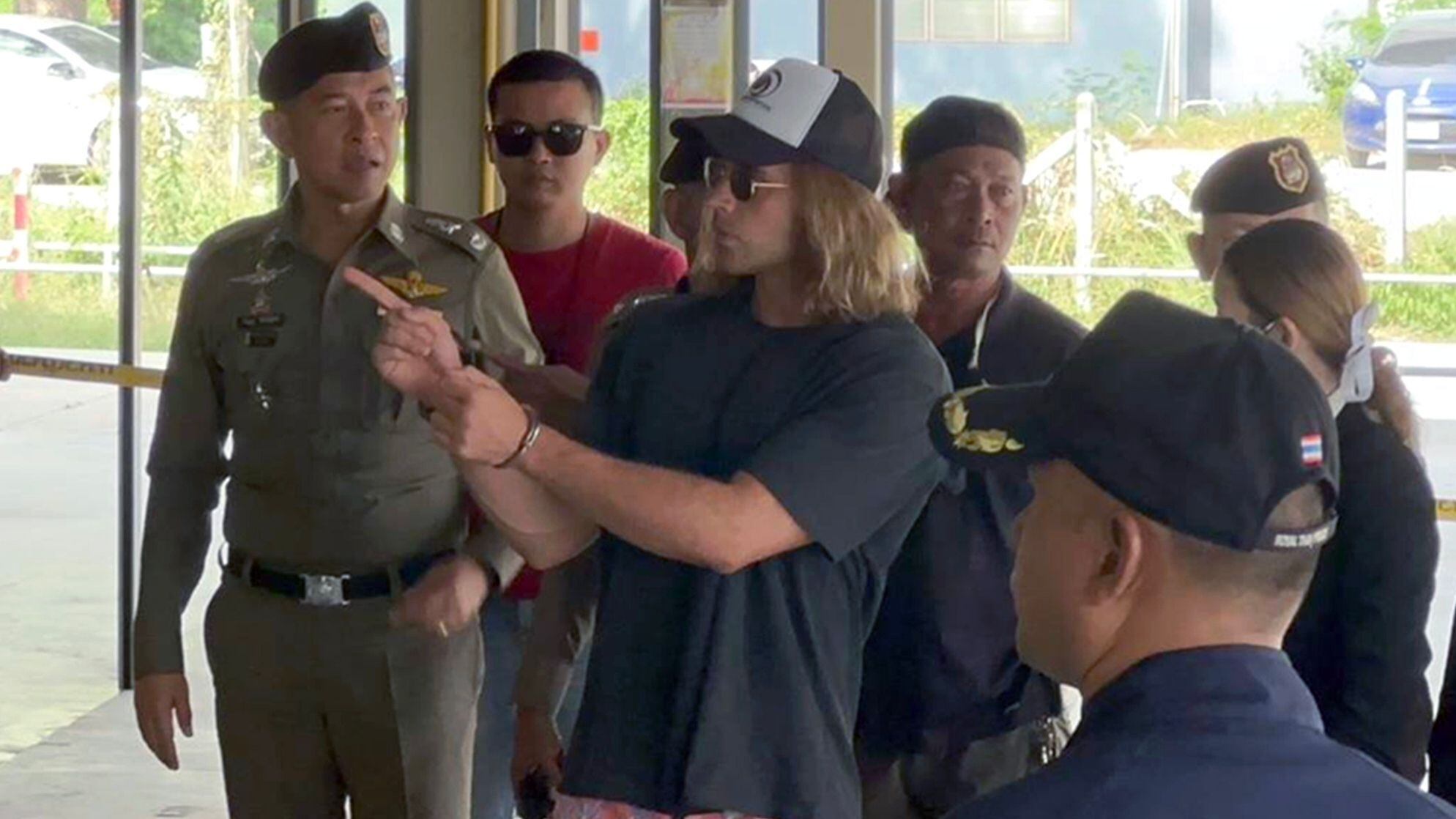 Daniel Sancho (con gorra) con agentes de la policía tailandesa en la reconstrucción de los hechos.