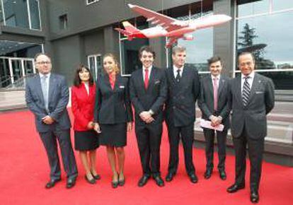 El presidente de IAG e Iberia, Antonio Vázquez (d); el consejero delegado de Iberia, Luis Gallego (i), y el director del área general Comercial y de Clientes de la compañía, Marcos Sansavini (2d), posan junto a cuatro empleados de la compañía, durante la presentación de la nueva marca de la aerolínea.