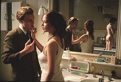 Michael Pitt y Eva Green, en una imagen de <i>Soñadores</i>.