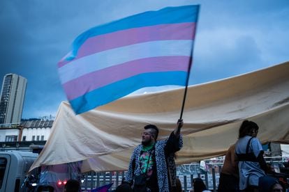 La comunidad trans se manifiesta durante una marcha en contra de los asesinatos, discriminación y violencia contra las personas trans, en Bogotá, Colombia, el 15 de Julio de 2022.