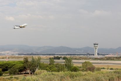 Torre de control del aeropuerto de El Prat, en Barcelona.