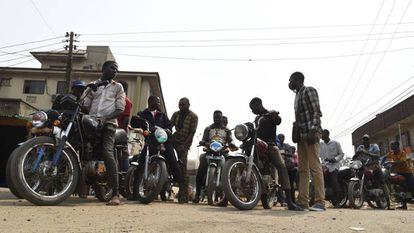 Decenas de mototaxis aparcados en la ciudad de Lagos, esta misma semana.