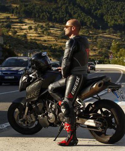 Un aficionado a la moto en el puerto de la Cruz Verde.