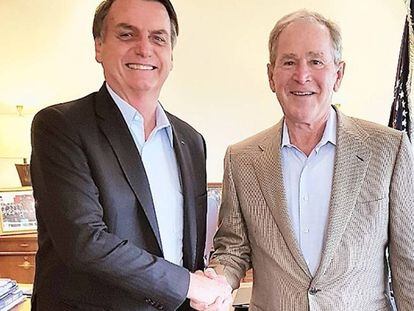 Jair Bolsonaro con George W. Bush, este miércoles en Dallas, en una foto difundida por el presidente brasileño en su cuenta de Twitter.