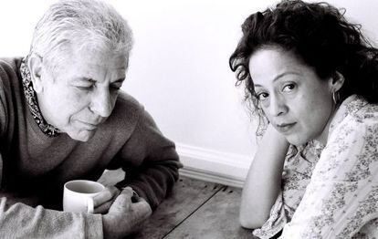 La cantante Perla Batalla junto al compositor Leonard Cohen.