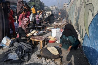 Mujeres palestinas cocinan pan saj en uno de los campos de refugiados de las Naciones Unidas, este viernes en Rafah.