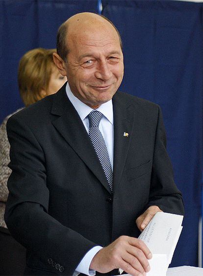 El actual presidente rumano, Traian Basescu, vota en un colegio de Bucarest
