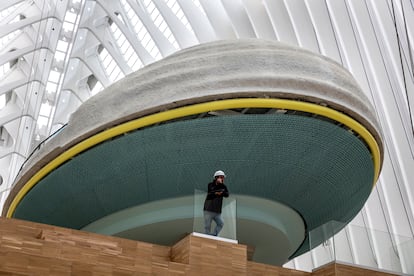 Un operario bajo el espacio de La Nube del nuevo CaixaForum, que se esta culminando en el interior del Ágora de la Ciutat de les Arts i les Ciències.