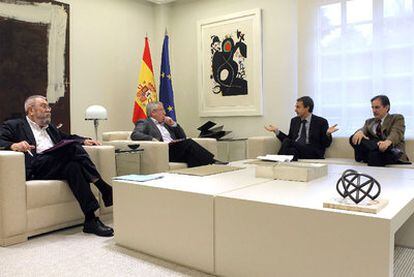 Méndez, Toxo, Zapatero y Gómez, de izquierda a derecha, ayer durante el encuentro en La Moncloa.