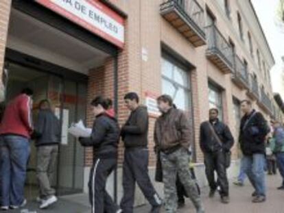 Varias personas hacen cola en la Oficina de Empleo de la Avenida de Guadalajara de Alcal&aacute; de Henares (Madrid). EFE/Archivo