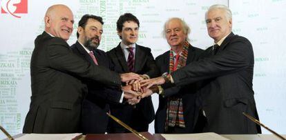 Unai Rementeria, en el centro, flanqueado por los empresarios de las cuatro firmas eléctricas.