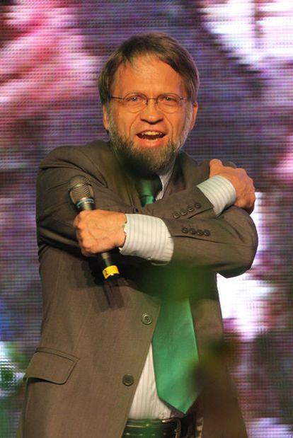 Antanas Mockus saluda a sus seguidores tras la primera vuelta, el domingo en Bogotá.