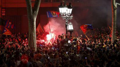 Aficionados del Barça celebran el título de Liga
