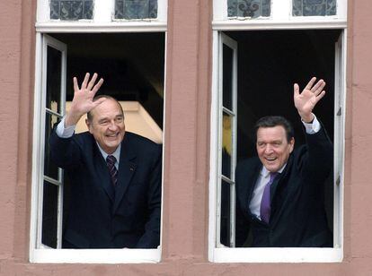 El presidente francés, Jacques Chirac (a la izquierda) y el canciller alemán, Gerhard Schroeder, saludan desde una ventana, en Potsdam (Alemania), en 2007.