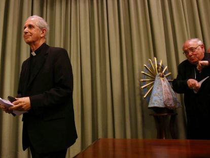 El arzobispo Mario Poli (izquierda) y monse&ntilde;or Jos&eacute; Arancedo anuncian en Buenos Aires la desclasificaci&oacute;n de los archivos de la Iglesia sobre la dictadura.