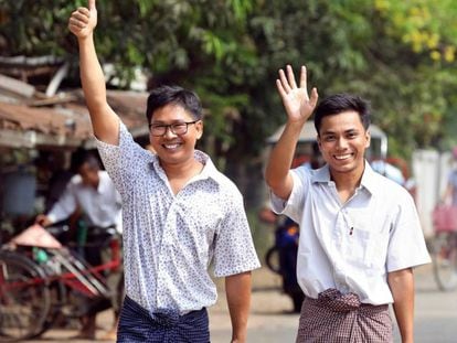 Los periodistas Wa Lone y Kyaw Soe Oo, tras ser liberados este martes en Myanmar. En vídeo, la liberación de los dos periodistas.