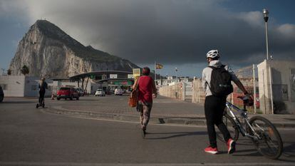 El paso entre La Línea de la Concepción y Gibraltar, con el Peñón al fonto, el pasado junio.