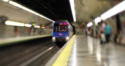 Un vag&oacute;n del metro de Madrid entra en una estaci&oacute;n.