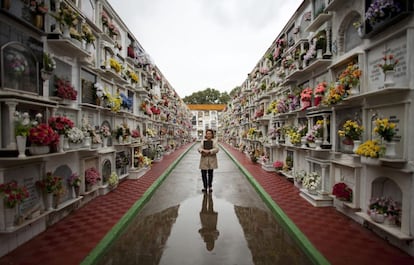 Ana Rivadulla, administrativa de 51 años, posa en el cementerio de La Línea de la Concepción.