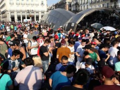 Madrid se convirtió ayer en la capital mundial del juego de Nintendo al reunir a más de 3.000 personas en la Puerta del Sol cazando pokémon. ¿A qué viene esa locura? ¿Por qué ha calado tanto la app en nuestro país? En nuestro vídeo, las respuestas