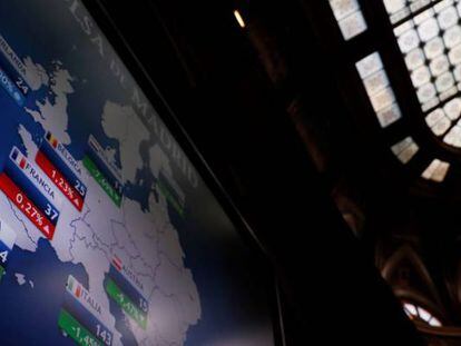 Vista de un panel de la Bolsa de Madrid que refleja la evolución de la prima de riesgo de los principales países europeos.