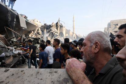 Un edificio destruido en el campo de refugiados de Al Shatee en Gaza, este sábado