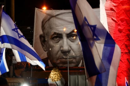 Una imagen de Benjamín Netanyahu, durante la protesta contra la reforma que impulsa, es el sábado en Tel Aviv.