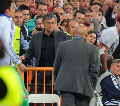 Mourinho, tras abandonar el banquillo, después de ser expulsado por mofarse del árbitro, el miércoles, en el Bernabéu.