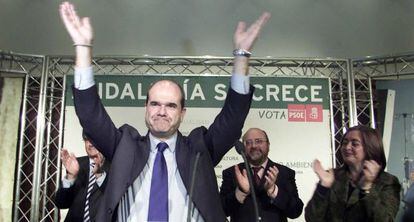 Manuel Chaves, tras ganar las elecciones en Andalucía en 2004.