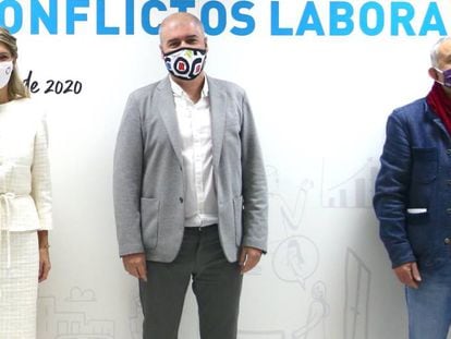De izquierda a derecha: la ministra de Trabajo, Yolanda Díaz; el secretario general de CC OO, Unai Sordo; y el secretario general de UGT, Pepe Álvarez.