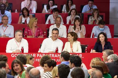 Pedro Sánchez, entre Santos Cerdán y María Jesús Montero, en julio en el último comité federal del PSOE.