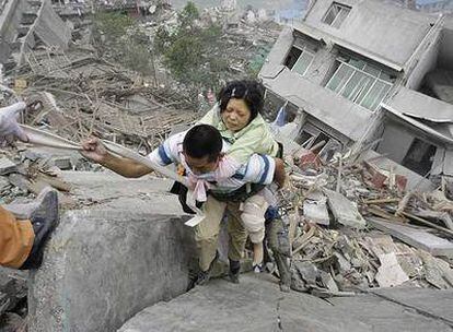 Rescate de una mujer que había quedado atrapada entre los escombros de un edificio de Beichuan.